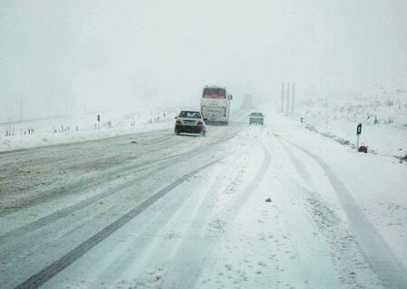 ترافیک روان و کاهش ۱۸.۸درصدی تردد در جاده‌ها/ لزوم بستن زنجیرچرخ در گردنه‌های برفگیر