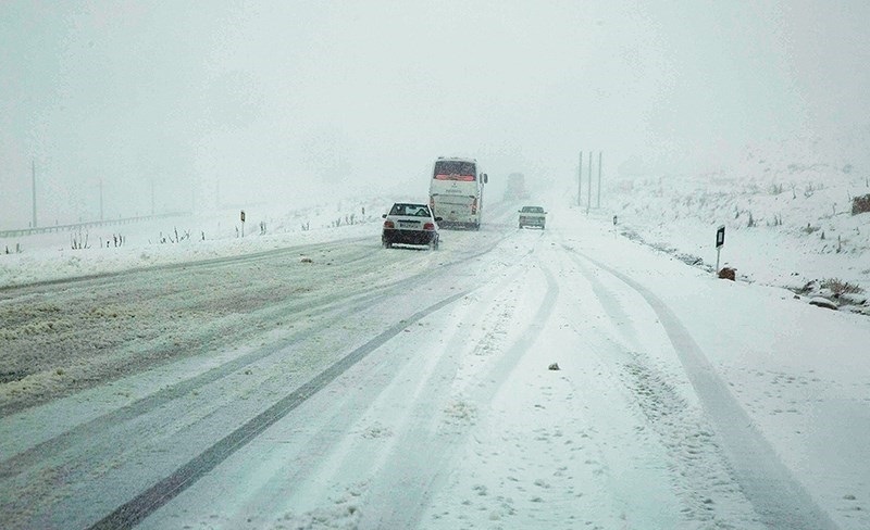 ترافیک روان و کاهش ۱۸.۸درصدی تردد در جاده‌ها/ لزوم بستن زنجیرچرخ در گردنه‌های برفگیر