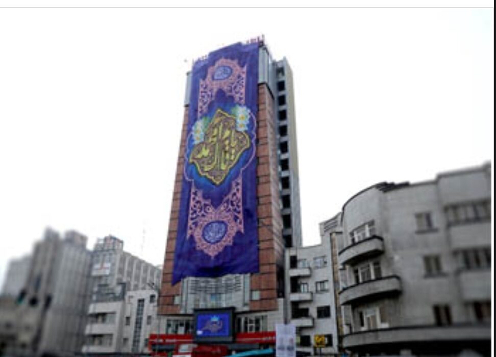 ابر پرچم مزین به نام مبارک حضرت مهدی(عج) بر فراز ساختمان ستاد مرکزی بانک شهر برافراشته شد