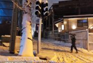 عملیات برف‌روبی معابر پایتخت با هماهنگی پلیس ادامه دارد/ یخ‌زدگی را به ۱۳۷ اطلاع دهید