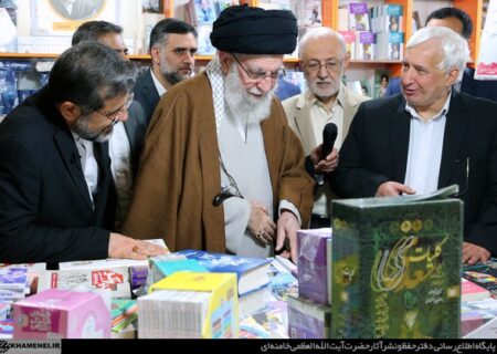 رهبر معظم انقلاب اسلامی از نمایشگاه کتاب بازدید کردند